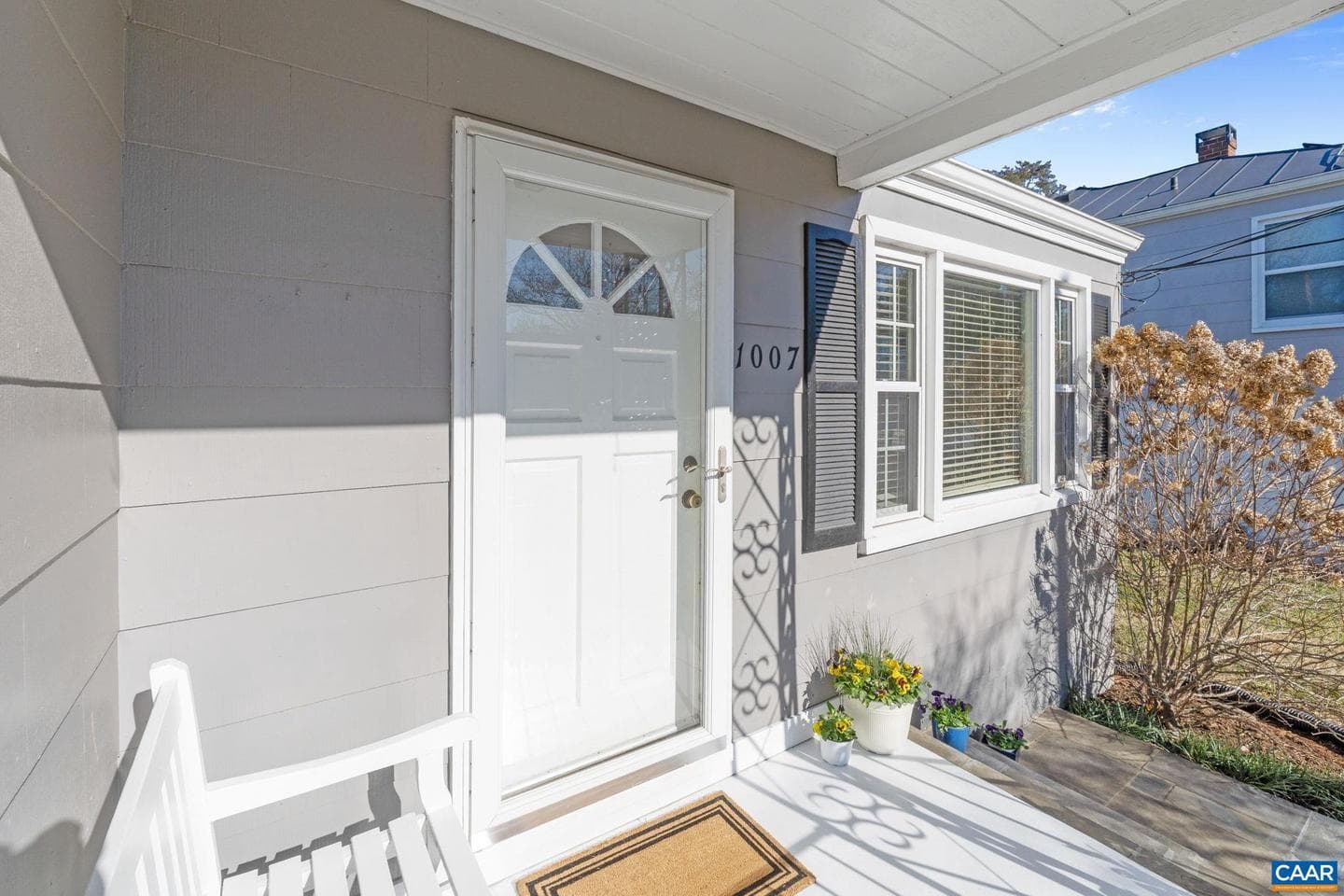 1007 Montrose Ave photo 3