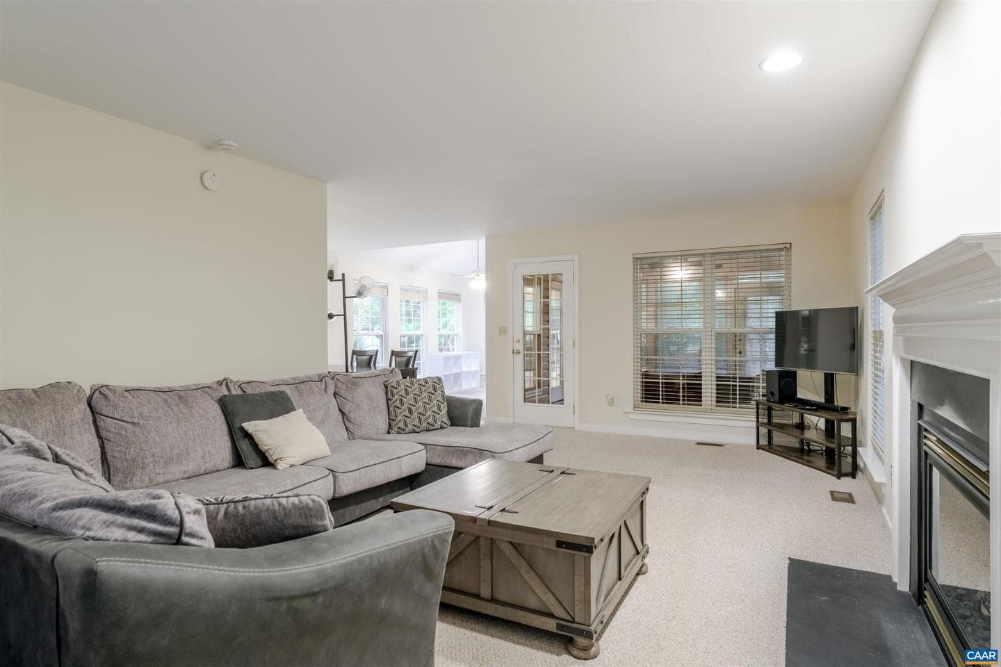 240 Oakmont Dr photo 4