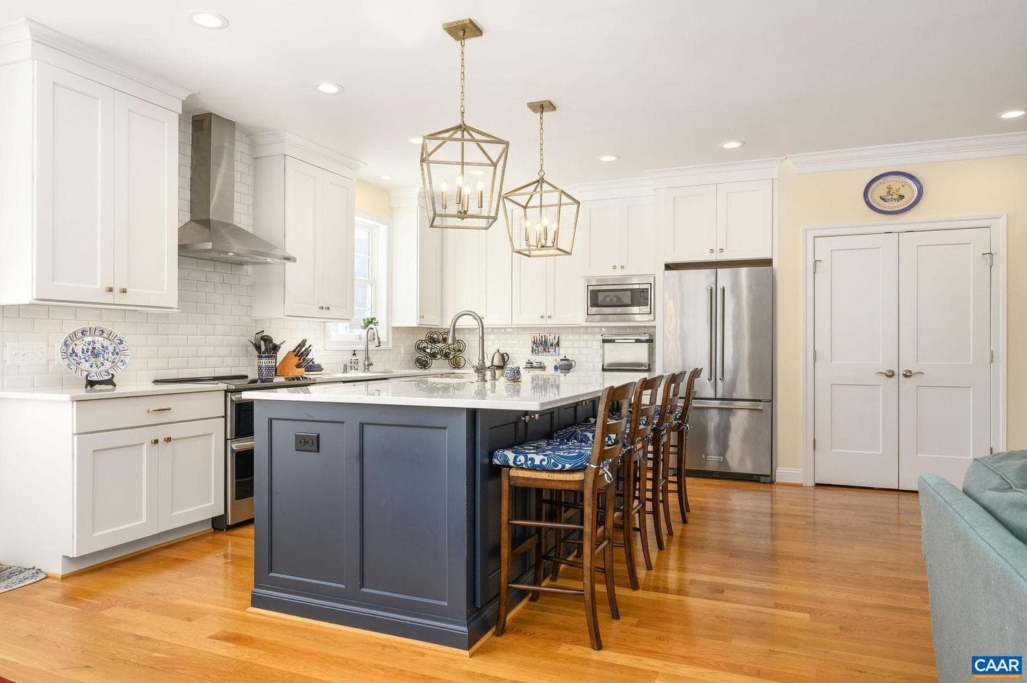 4063 Varick St photo 8