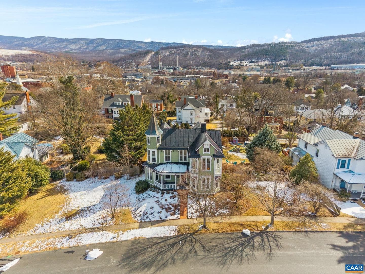 428 Maple Ave photo 4