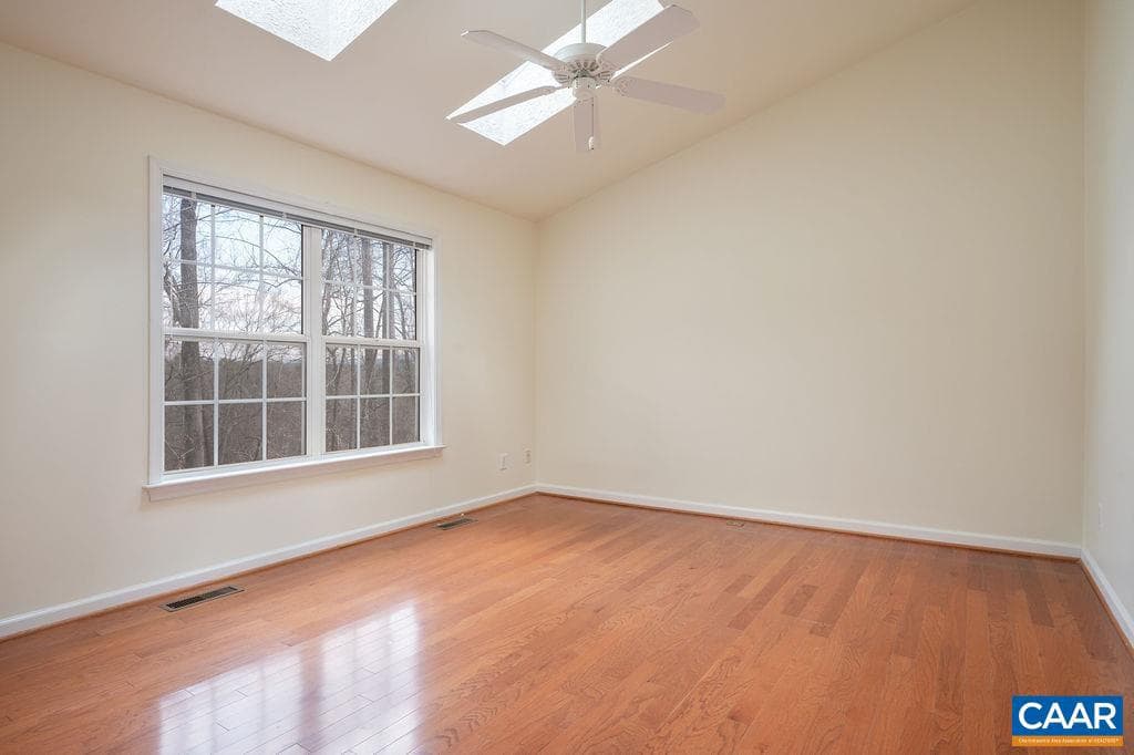 1411 Glenside Green photo 20