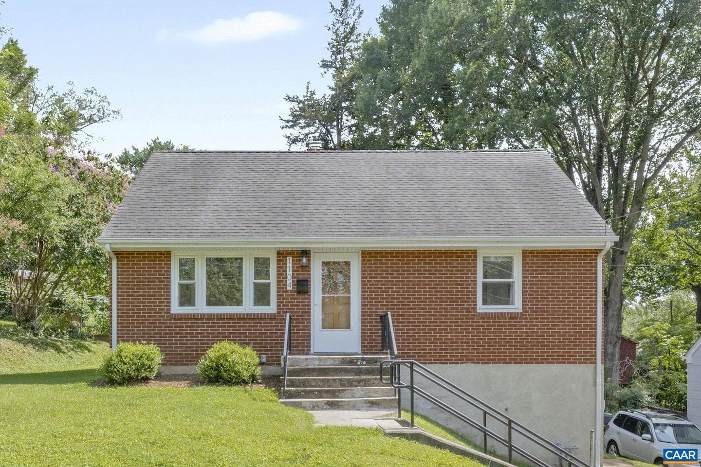 1104 Forest Hills Ave photo 2
