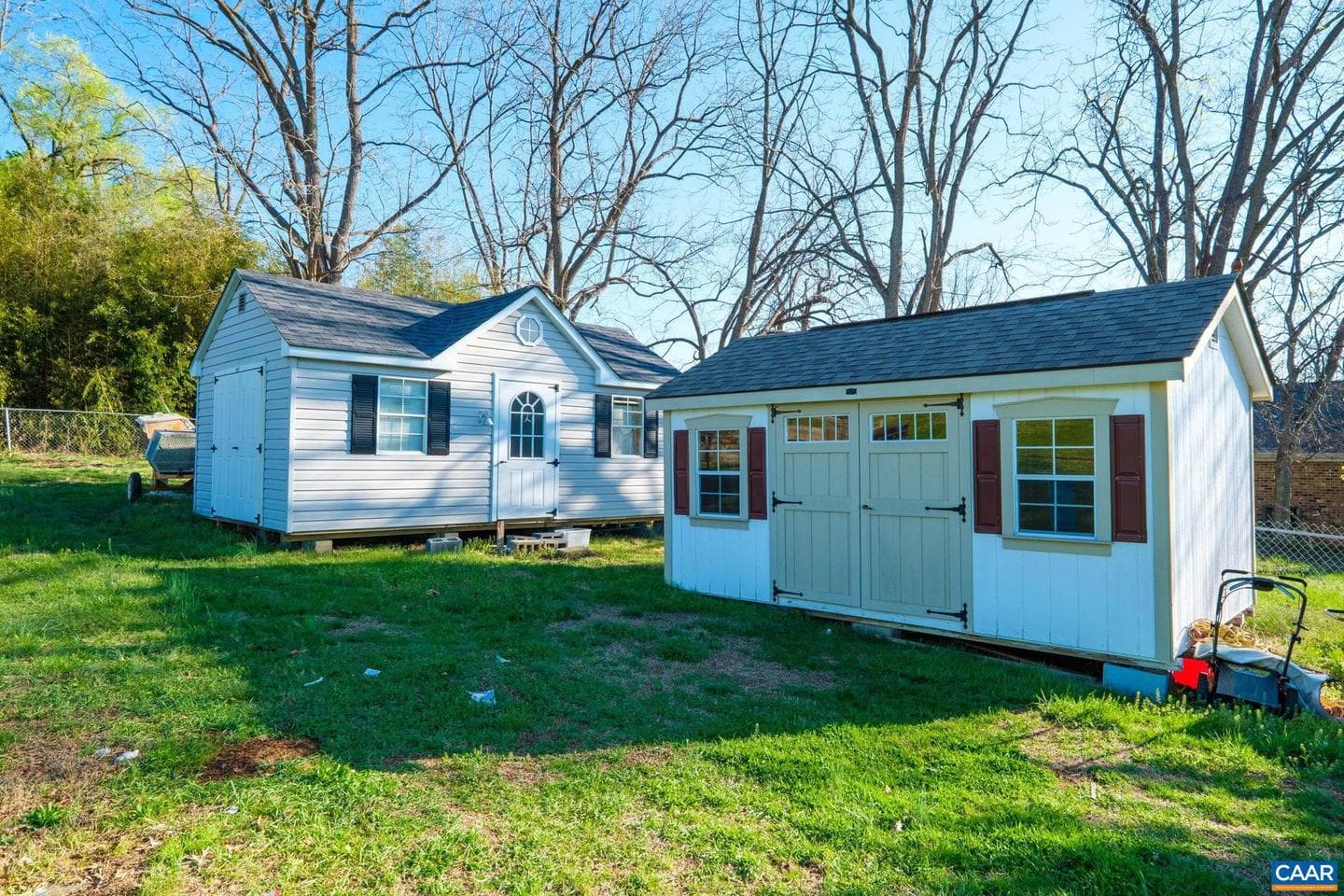 580 Hawkins St photo 4