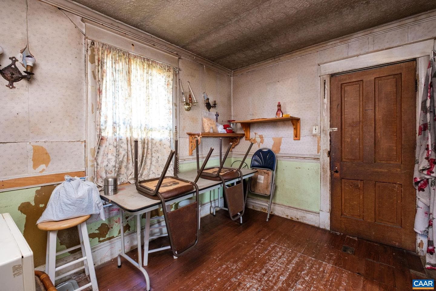580 Hawkins St photo 8