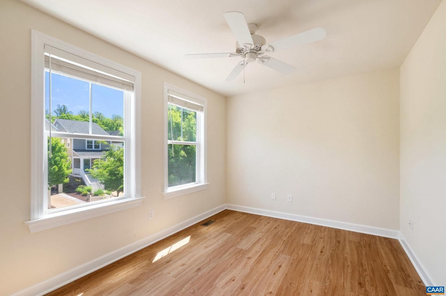 233 Huntley Ave photo 15