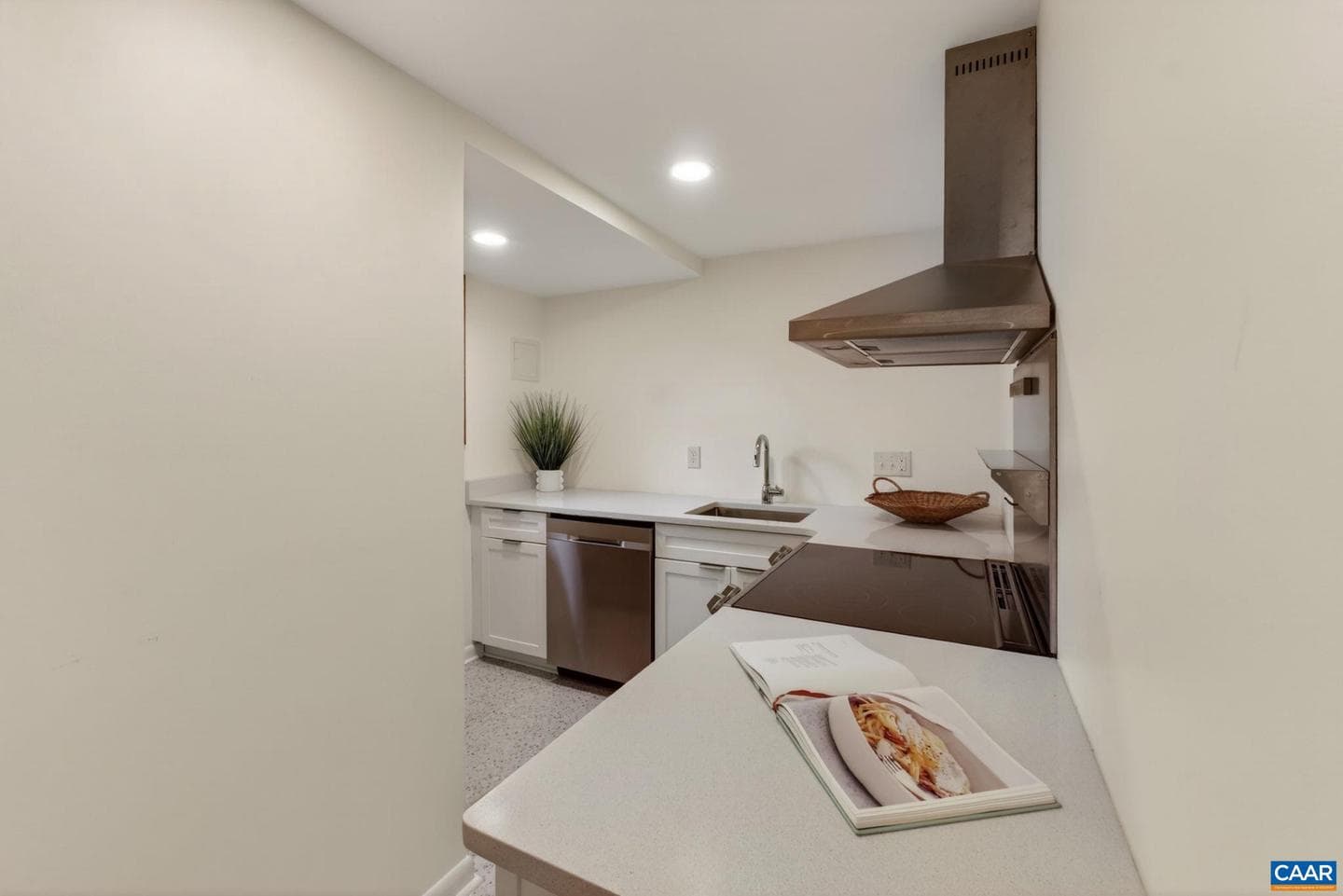 1408 Baker St photo 34