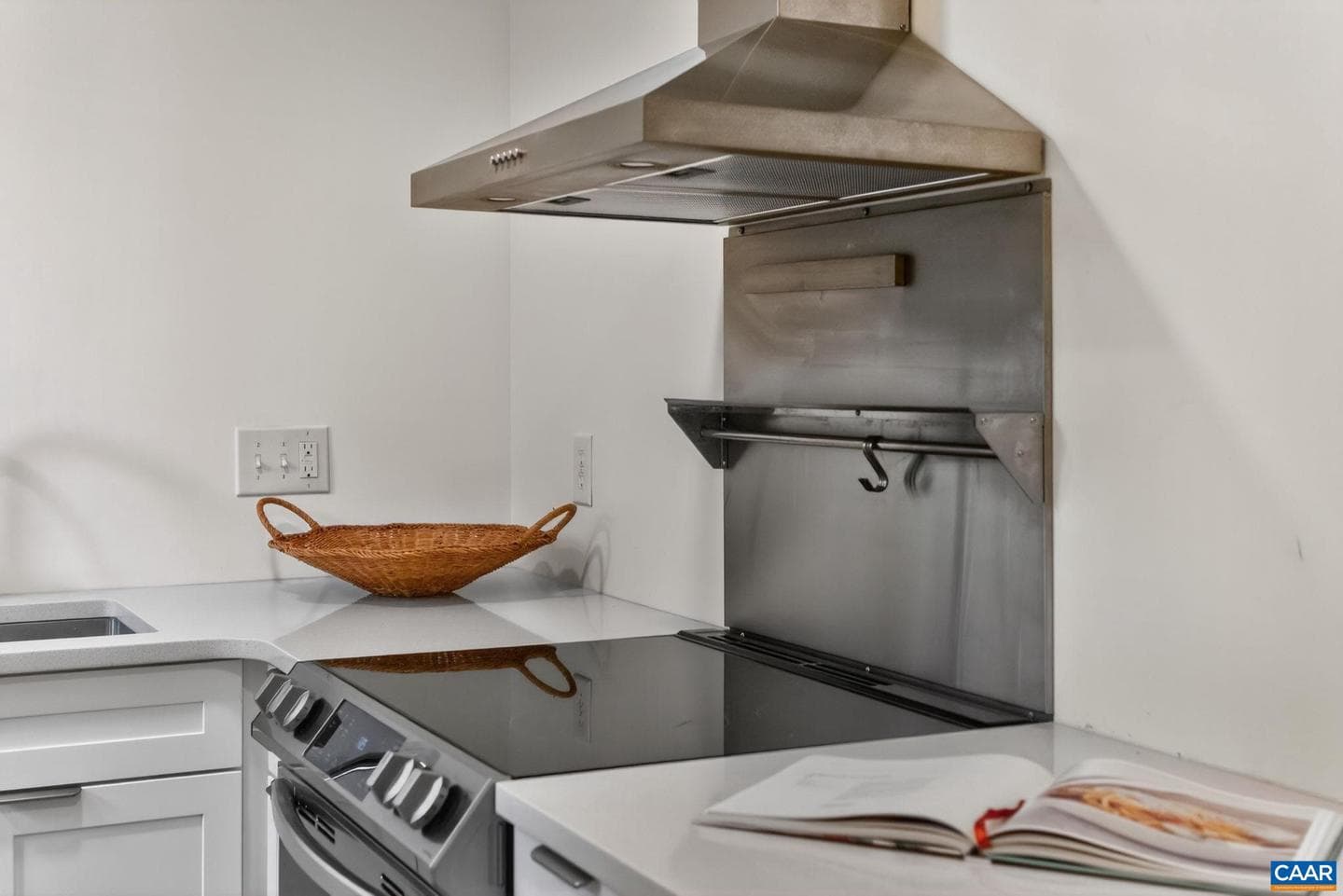 1408 Baker St photo 36