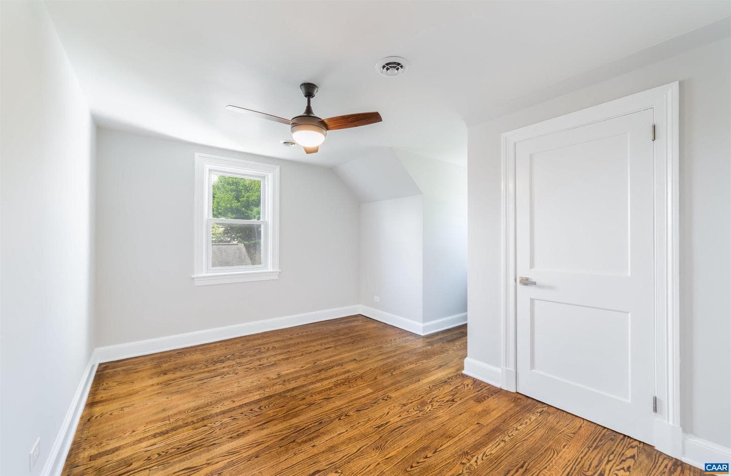 1036 Locust Ave photo 34