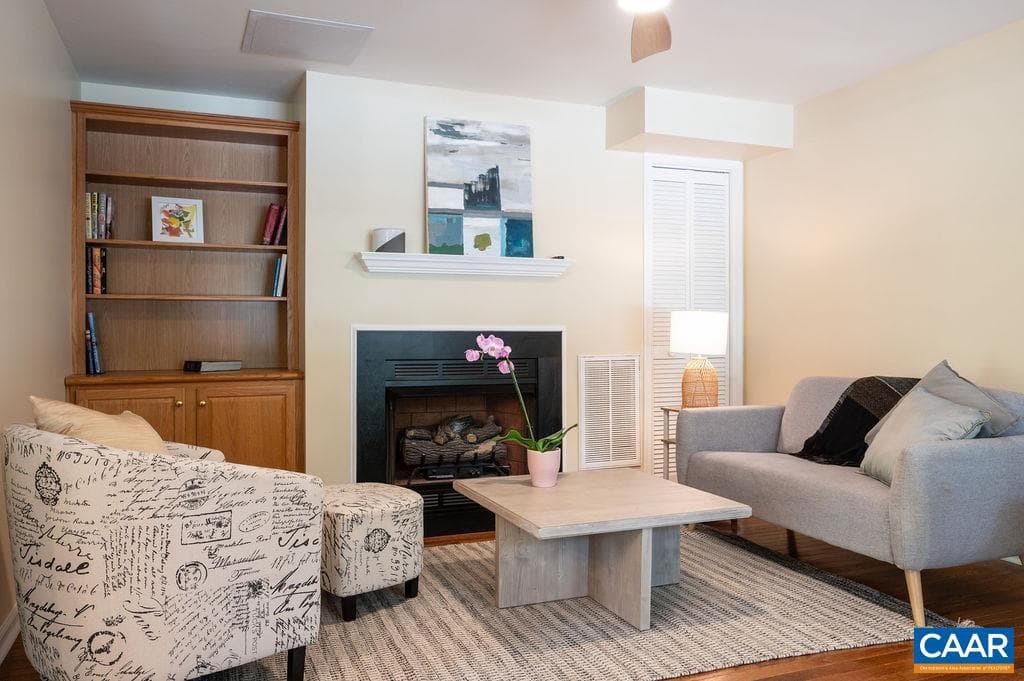121 Sundrops Ct photo 4