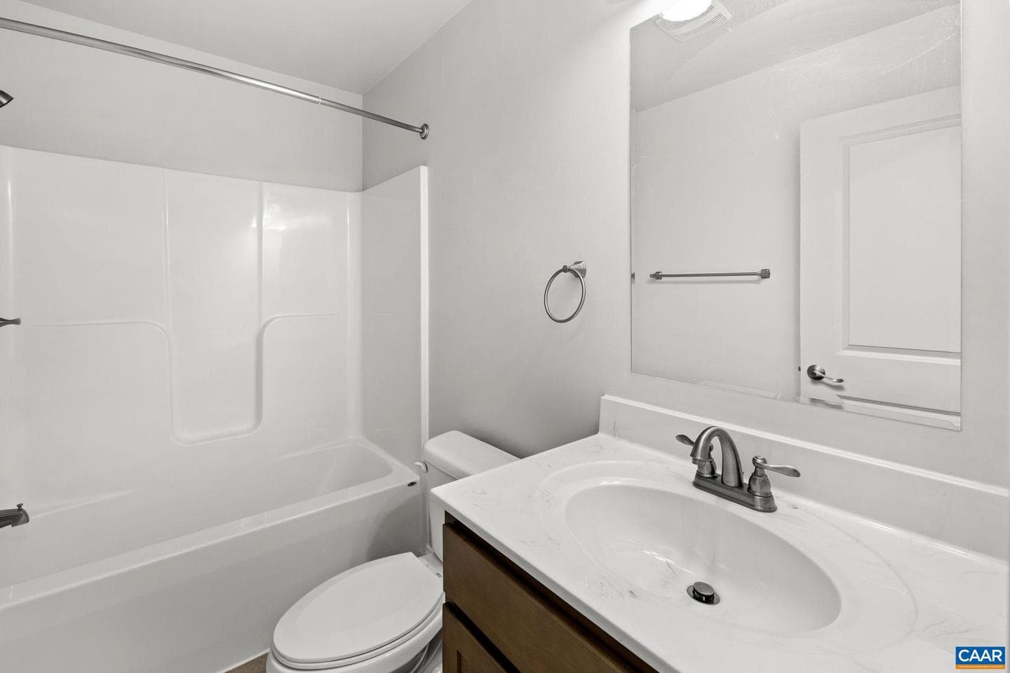 320 Richmond Ave photo 24