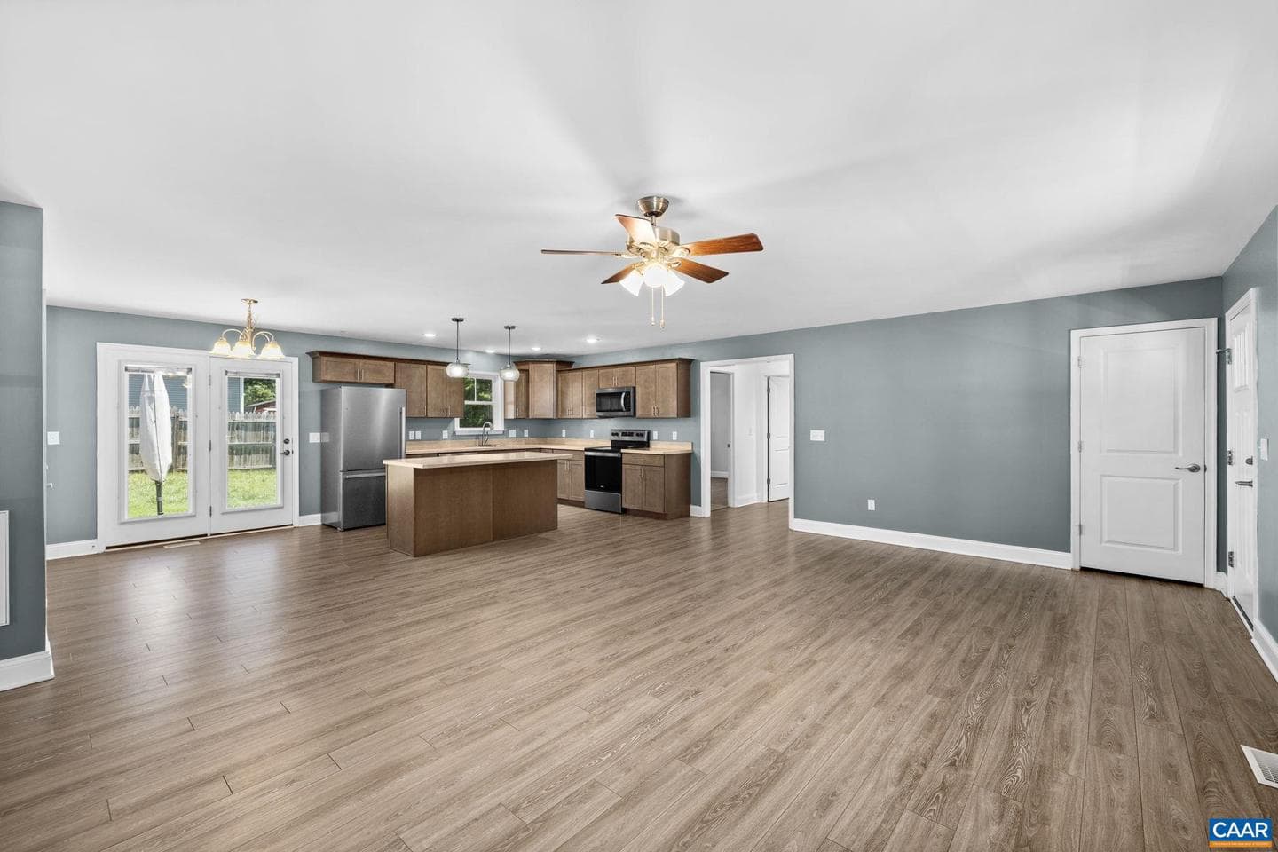 320 Richmond Ave photo 4