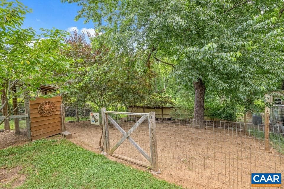 190 Hayman St photo 51