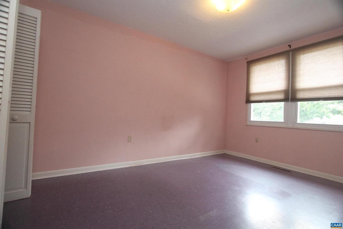 909 Forest St photo 11
