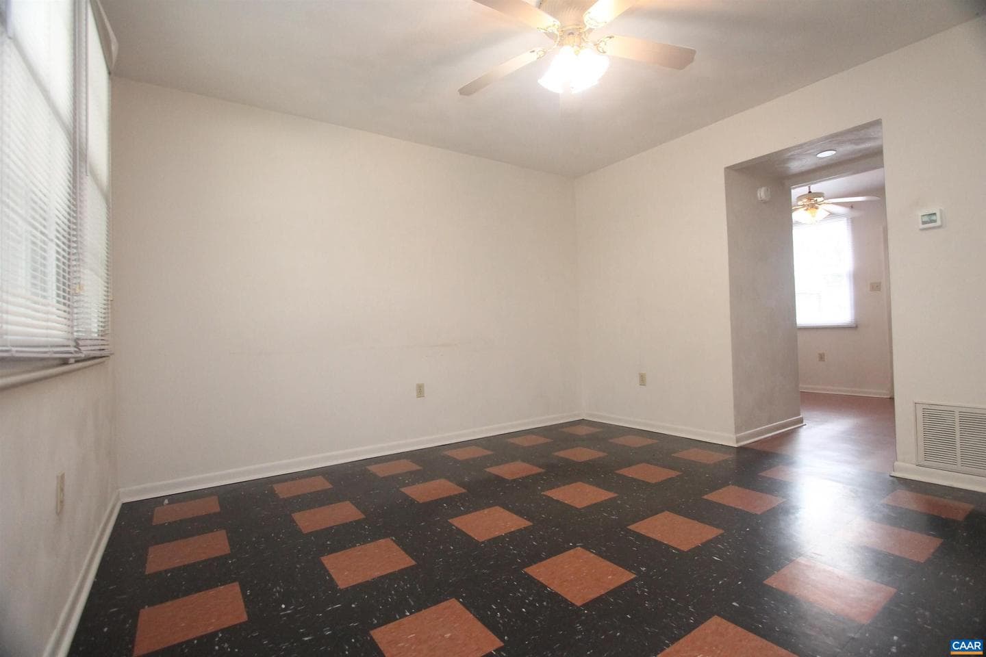 909 Forest St photo 3