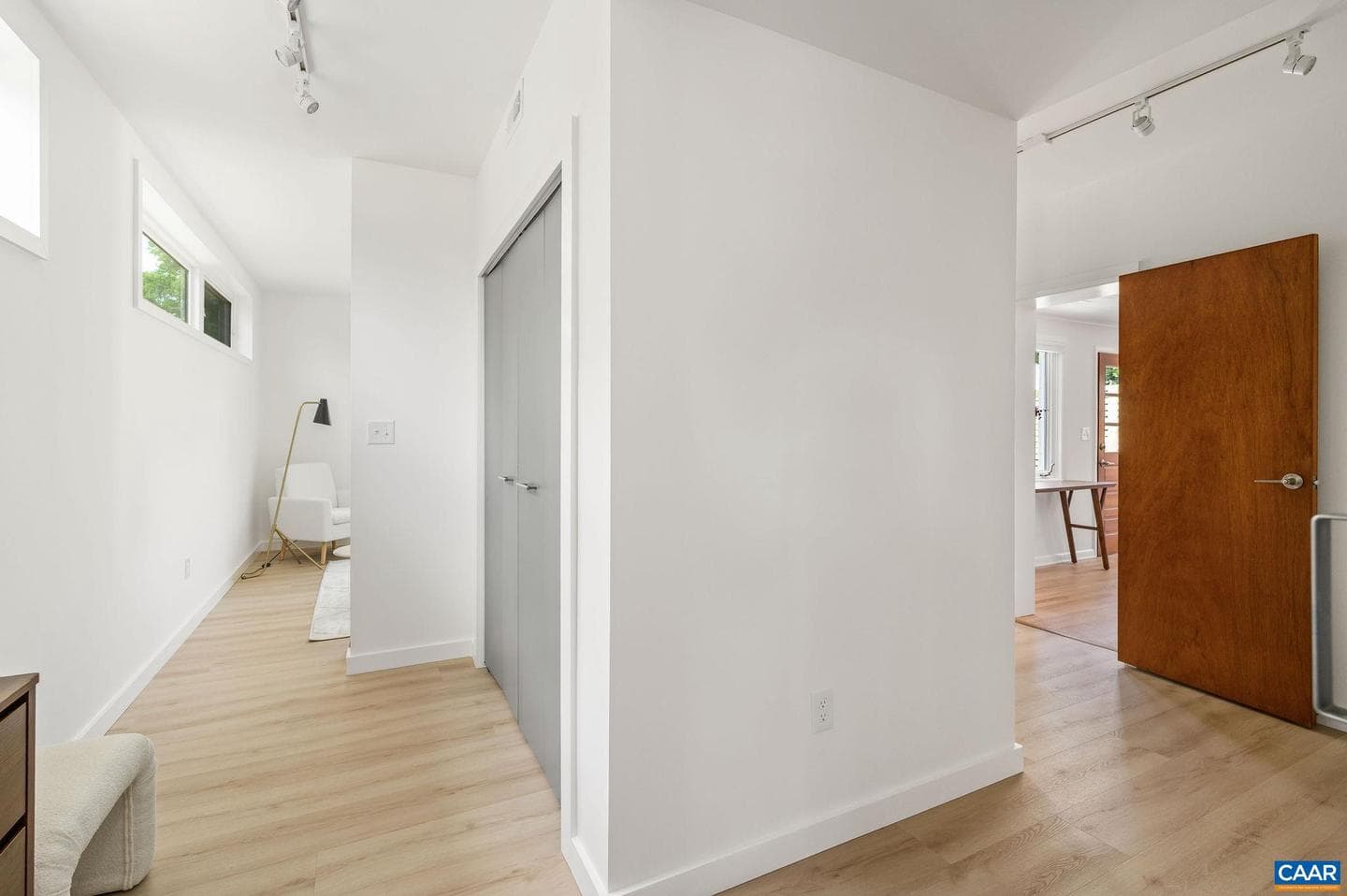 1007 Saint Clair Ave photo 20