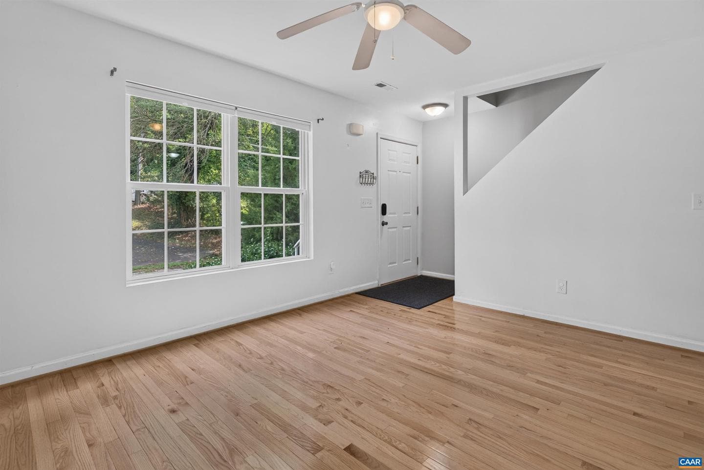 562 Cleveland Ave photo 3