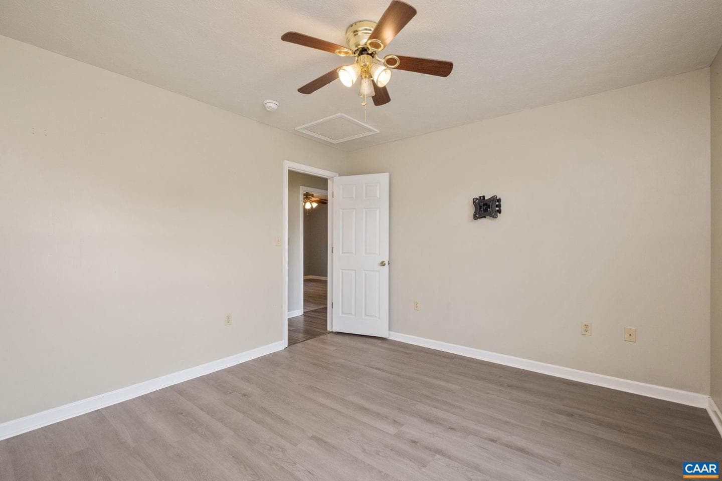 537 Edwardian Ln photo 18