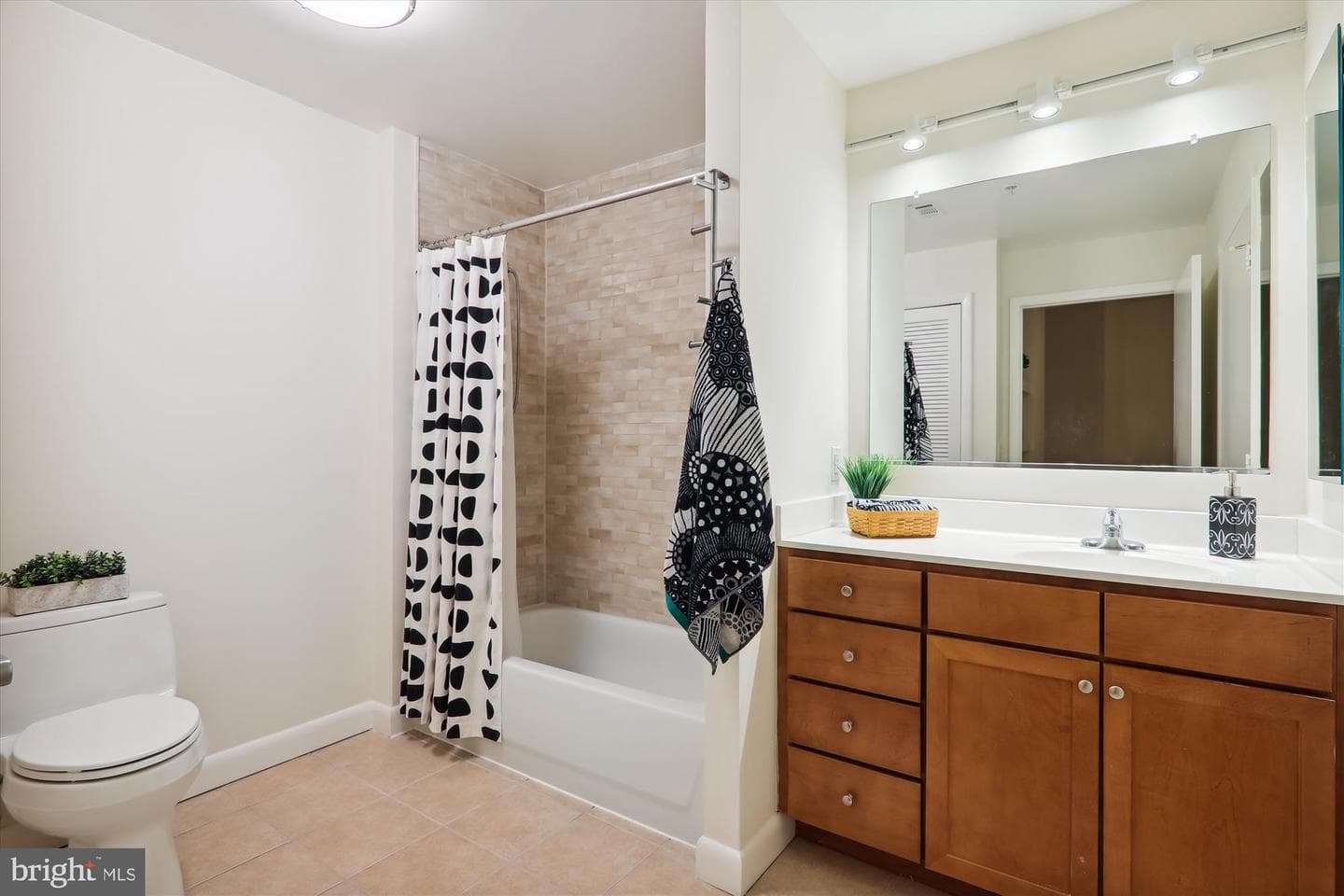 400 Massachusetts Avenue NW #610 photo 9
