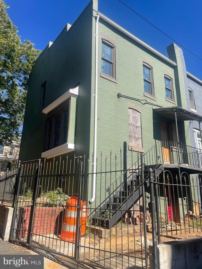 518 Columbia Road NW photo 4