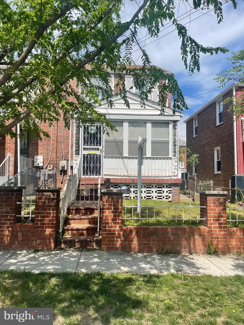 608 Emerson Street NE photo 4