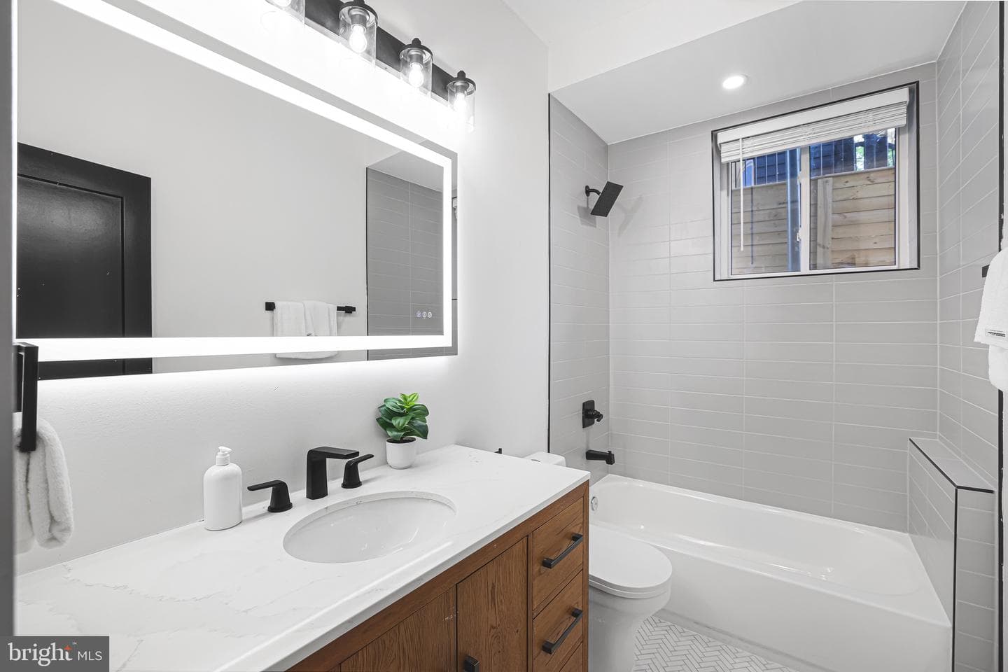 616 NW Kenyon Street NW #3 photo 24