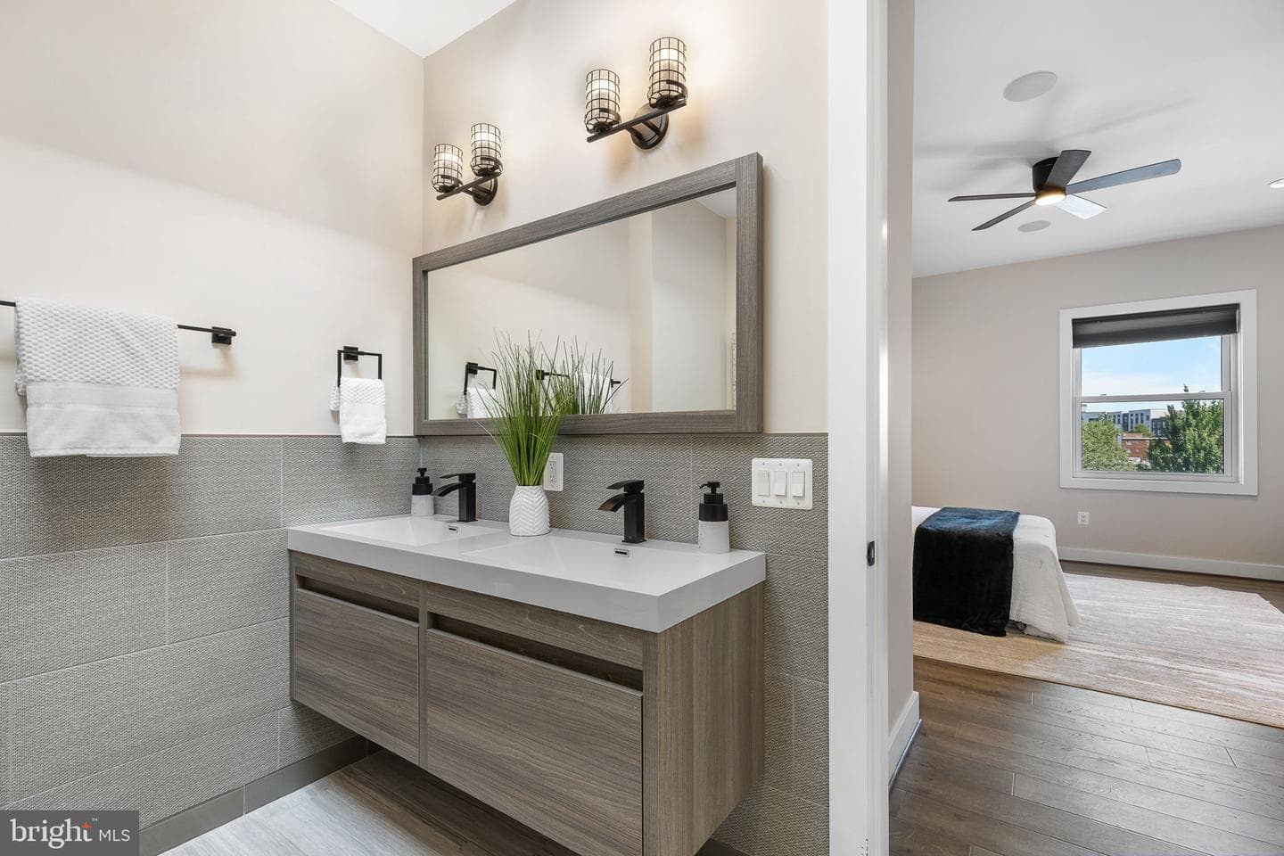 1417 Staples Street NE #201 photo 23