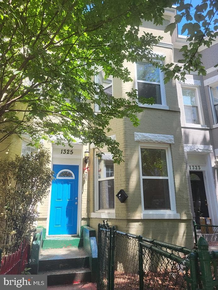 1325 1st Street NW