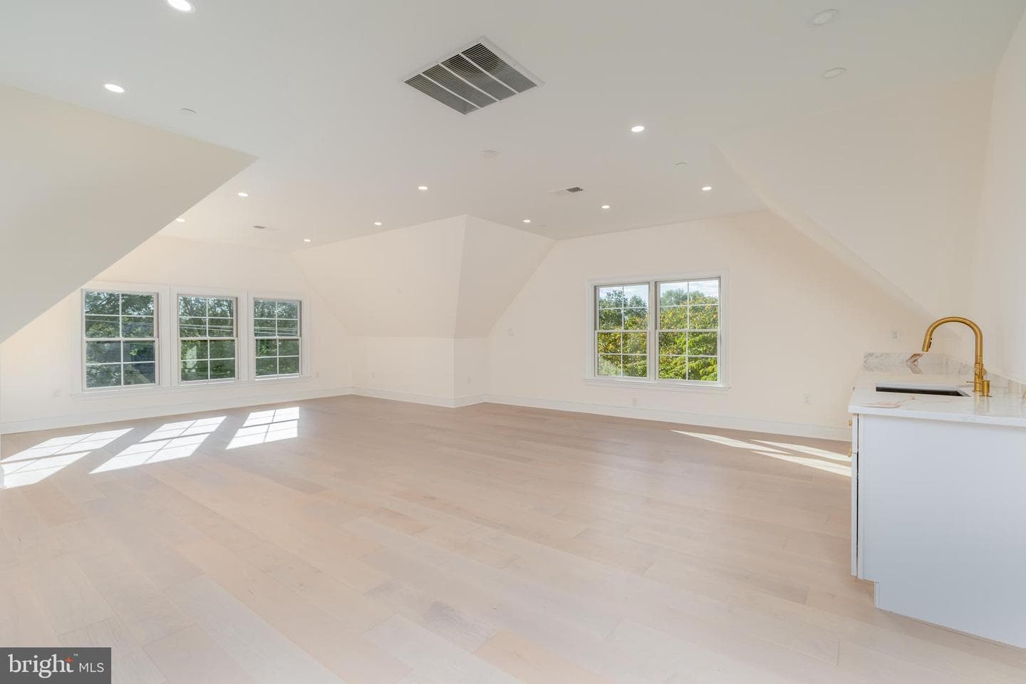 5631 Macarthur Boulevard NW photo 48