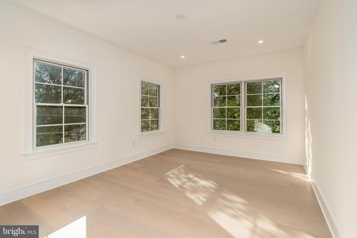 5631 Macarthur Boulevard NW photo 52
