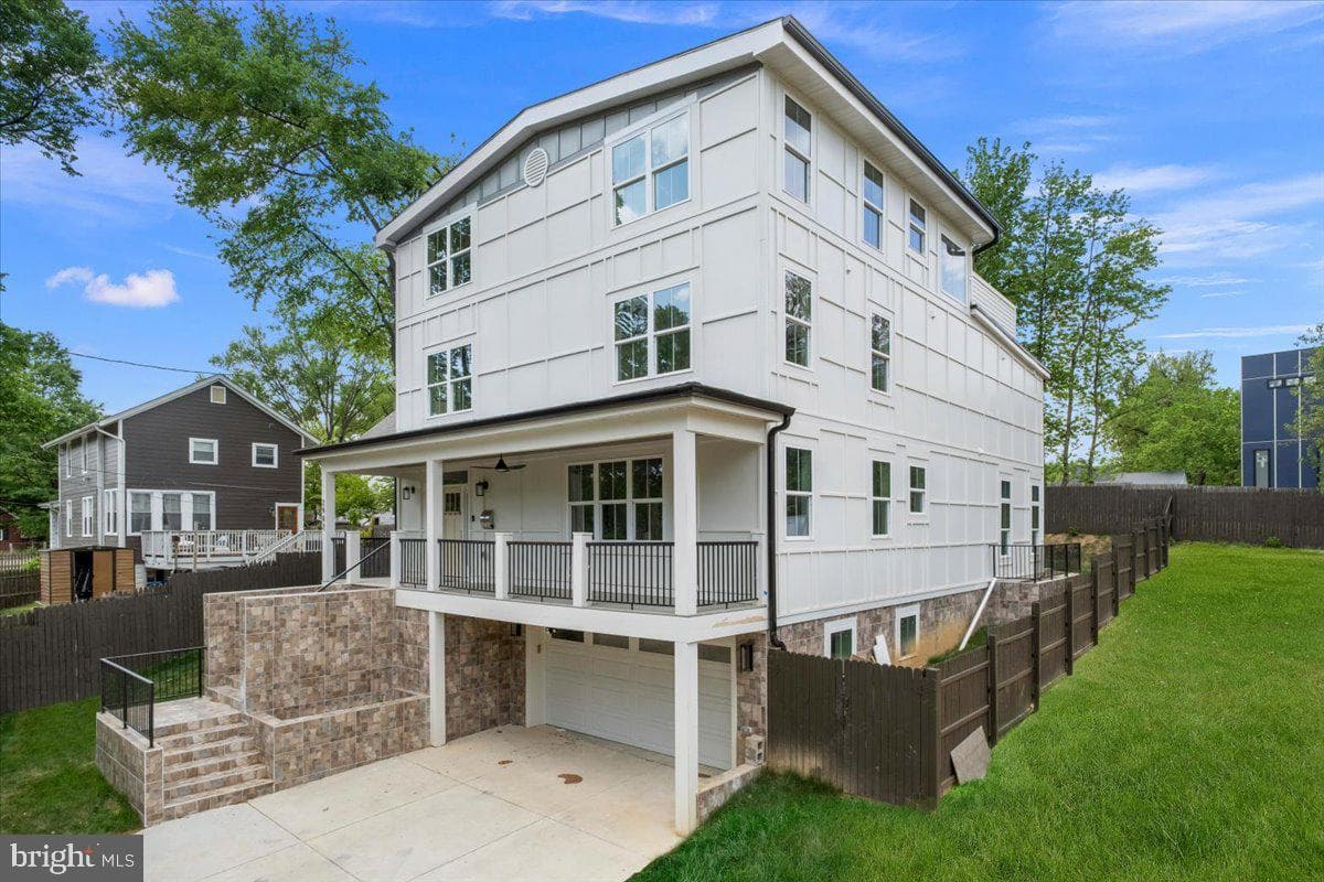 2902 Vista Street NE photo 9