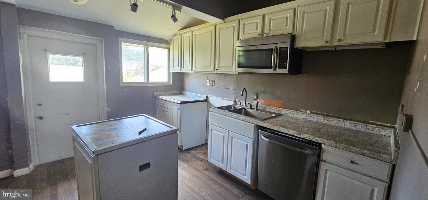 2004 Perry Street NE photo 6