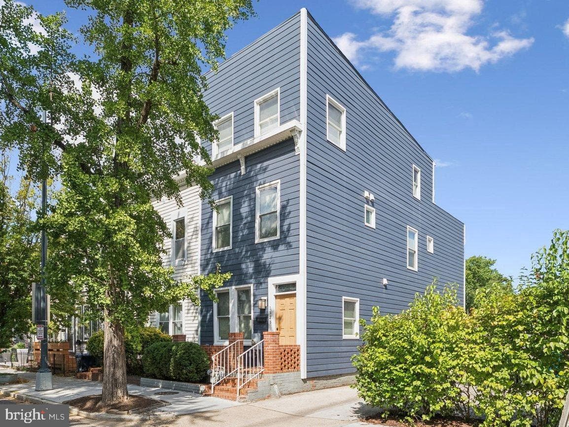 1528 Gales Street NE photo 1