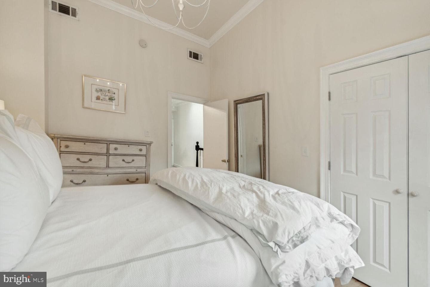 1009a I Street NE photo 17