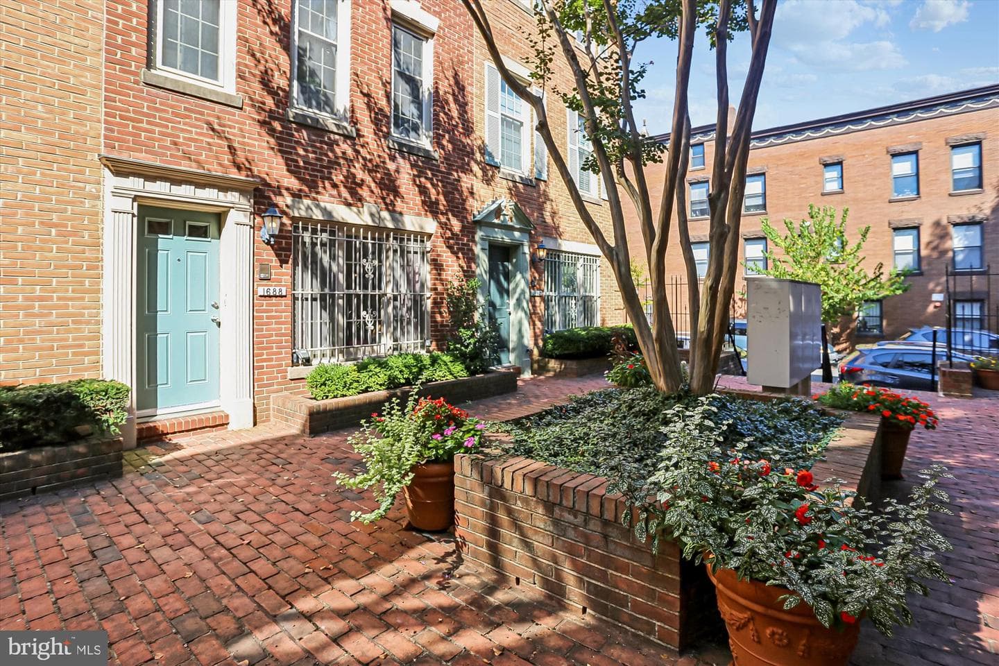 1690 Euclid Street NW #a photo 2