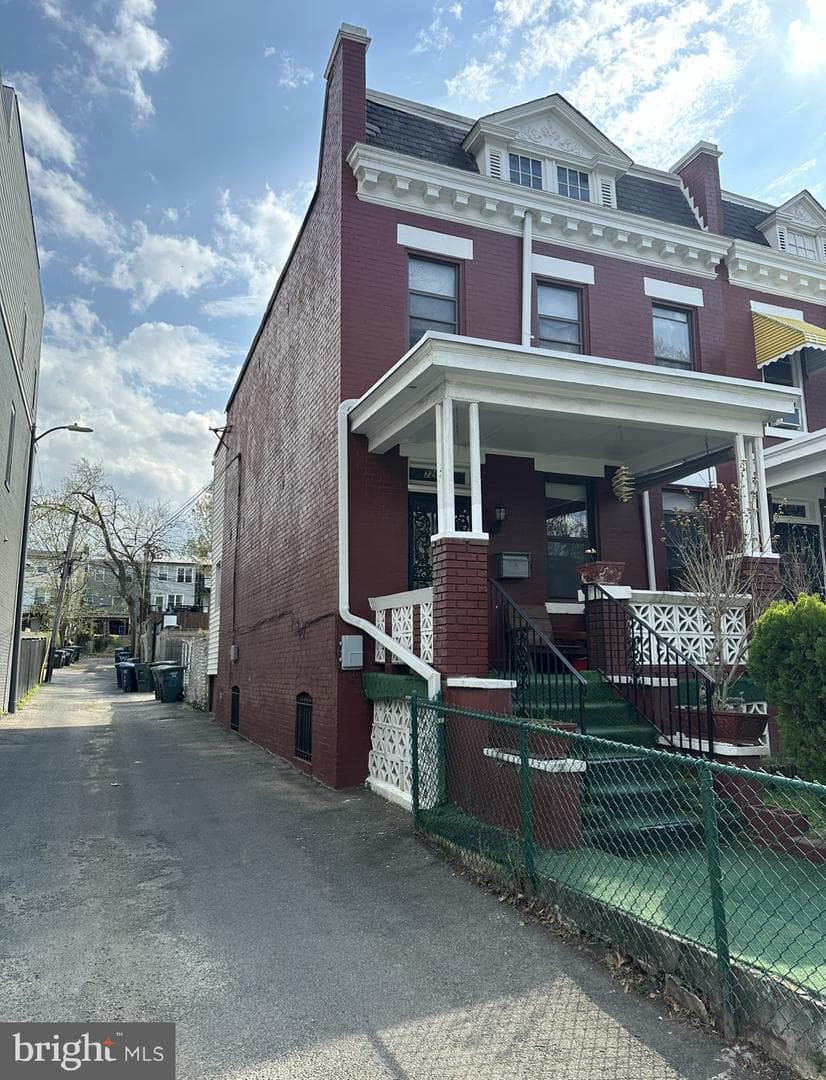 726 Taylor Street NW photo 3