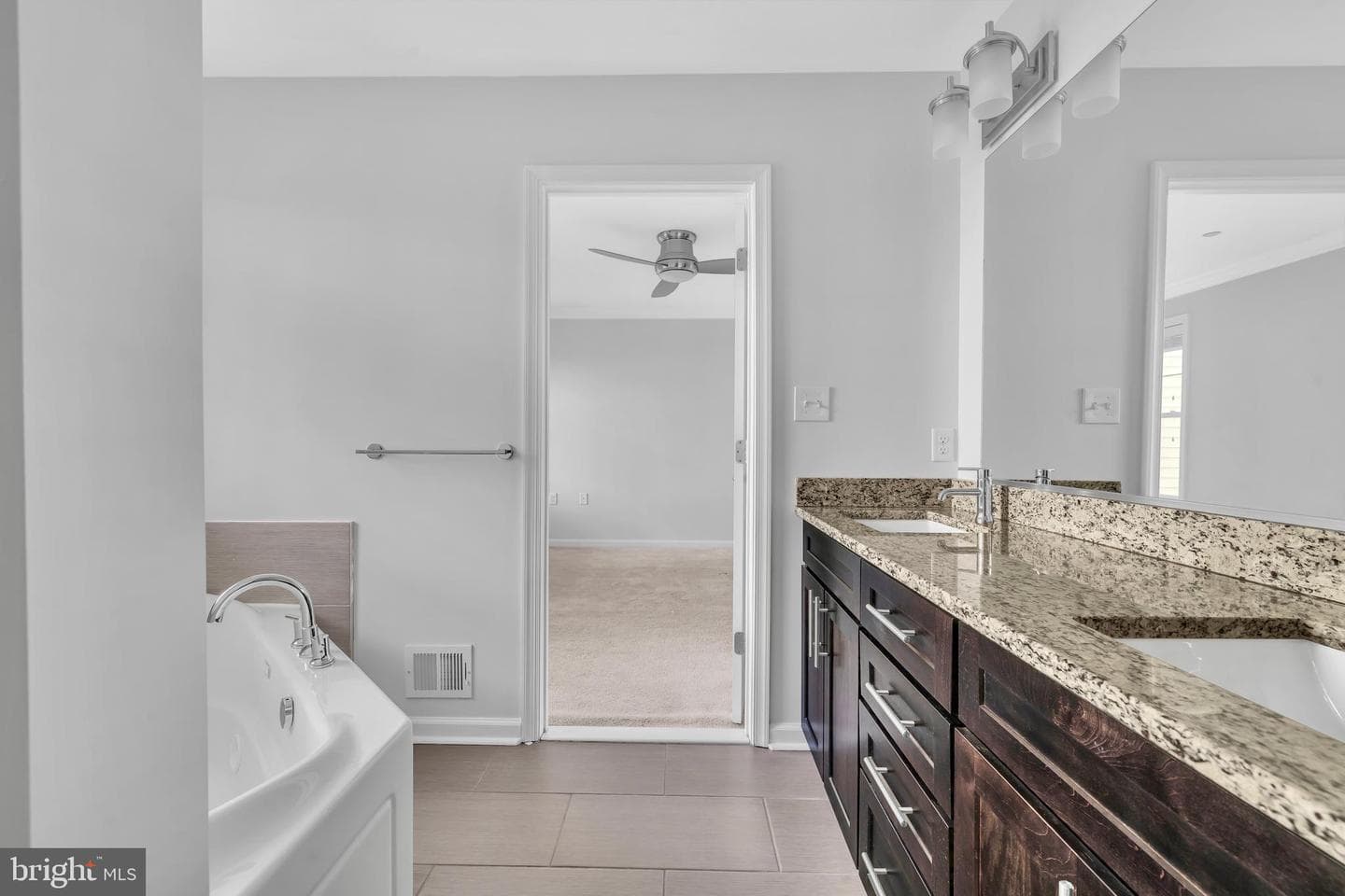 437 Woodcrest Drive SE photo 2