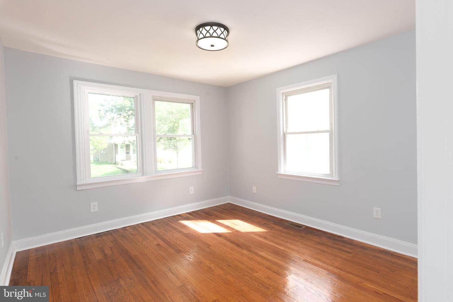 5513 Jay Street NE photo 8