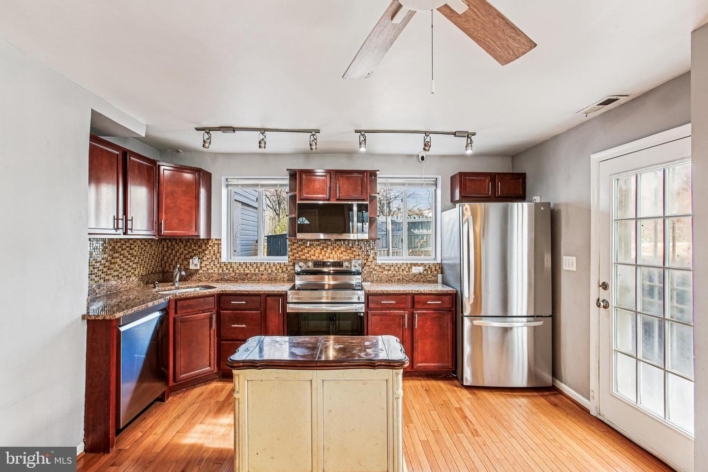 836 Division Avenue NE photo 11