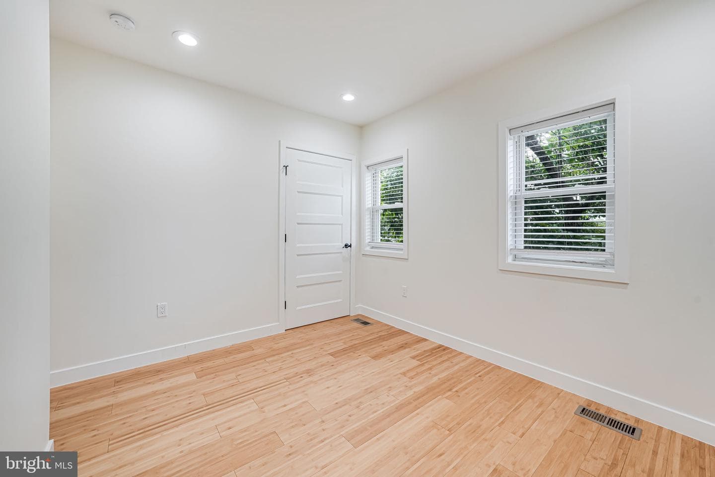 1621 Lyman Place NE photo 20