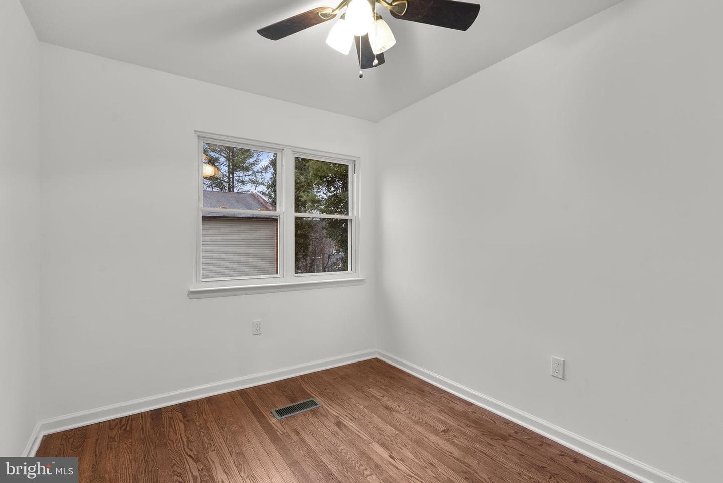 1266 Barnaby Terrace SE photo 17