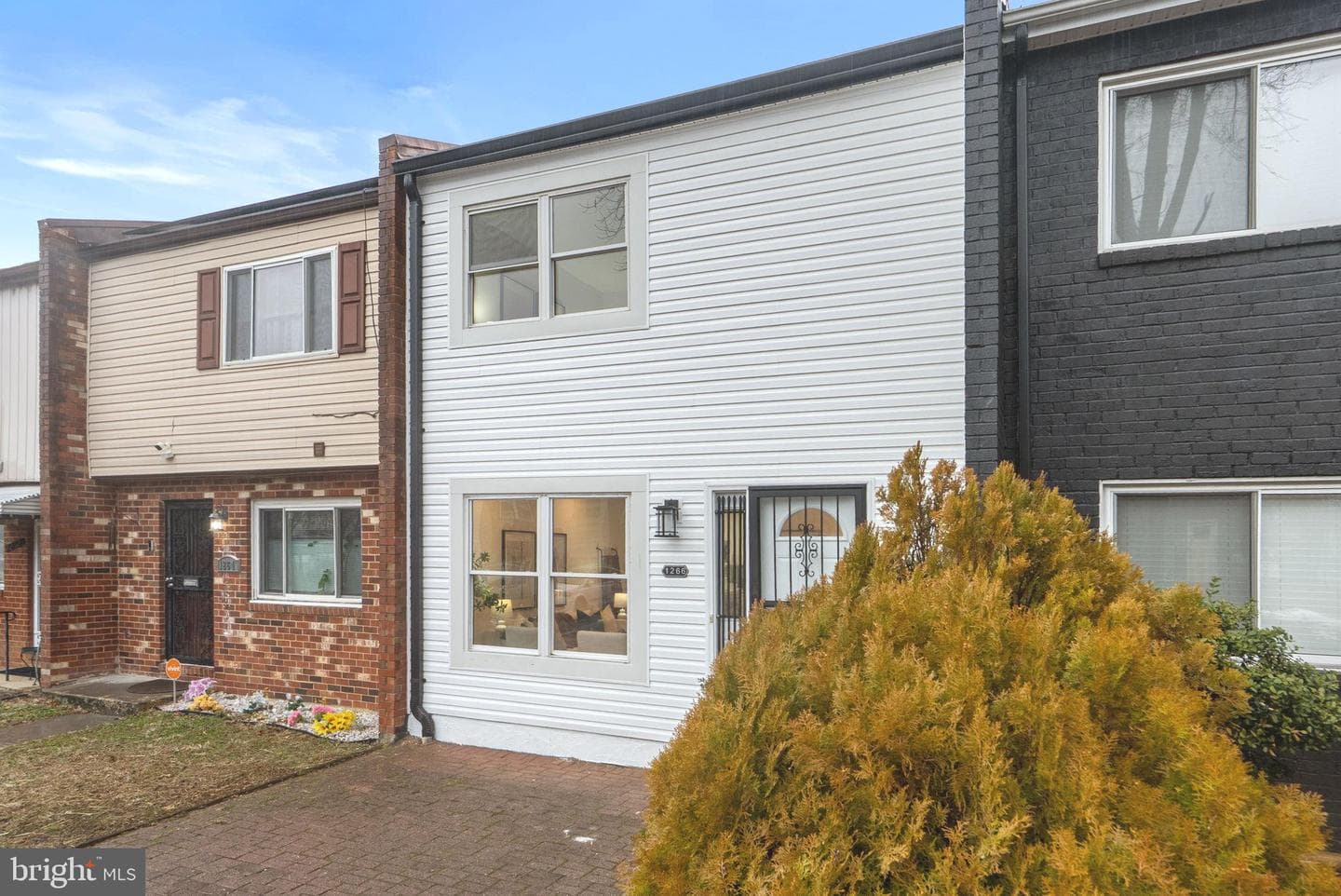 1266 Barnaby Terrace SE photo 3