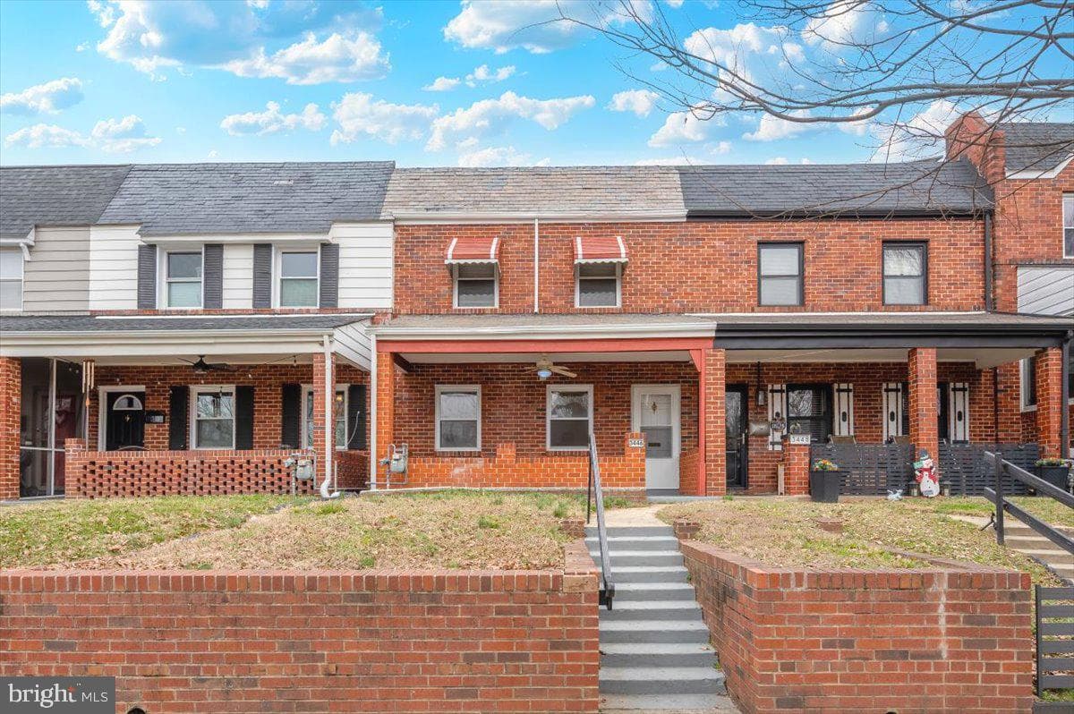 3446 Dix Street NE photo 2