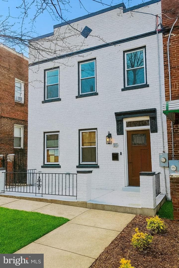 236 Division Avenue NE photo 1