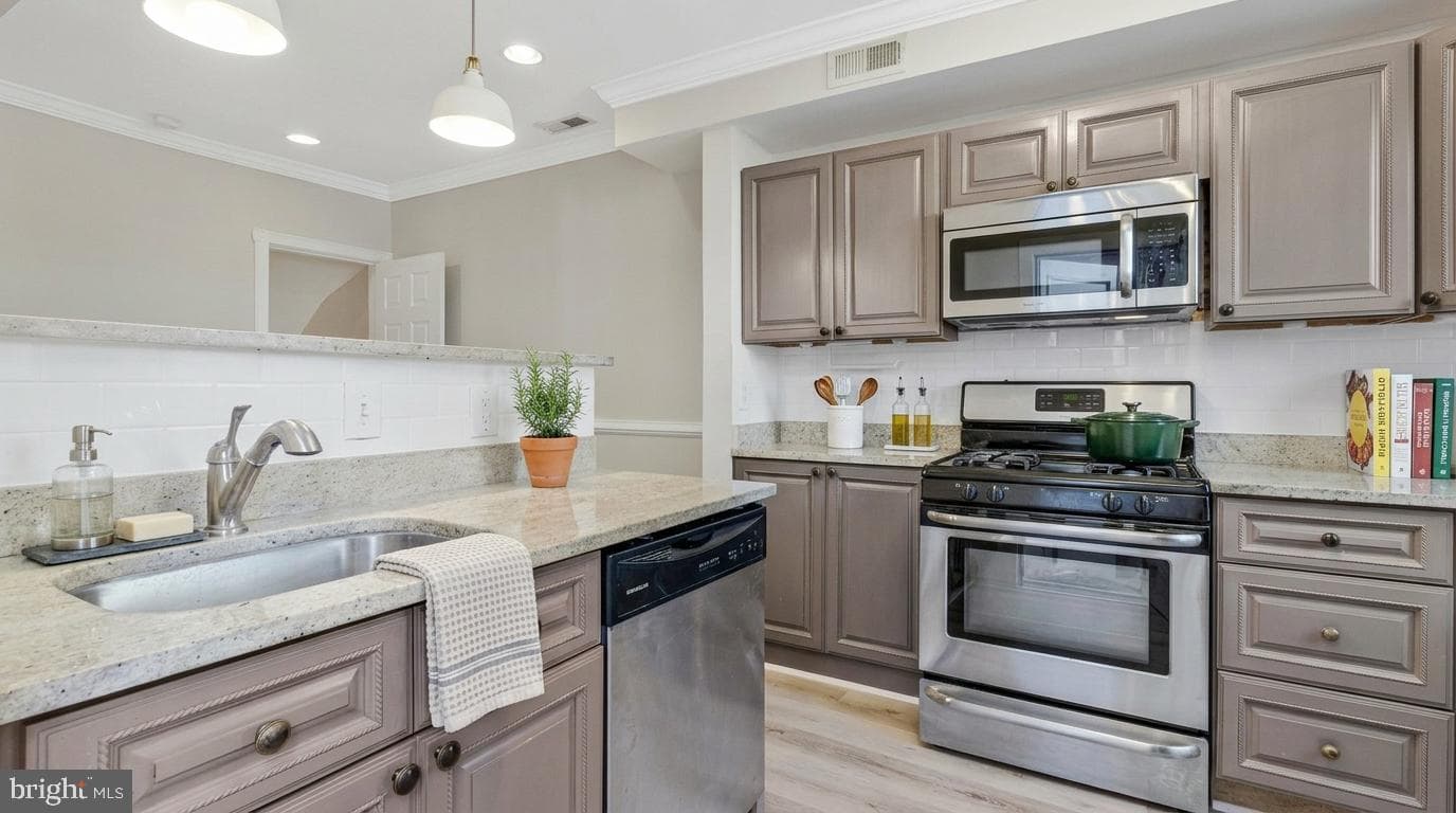 1264 Penn Street NE photo 3