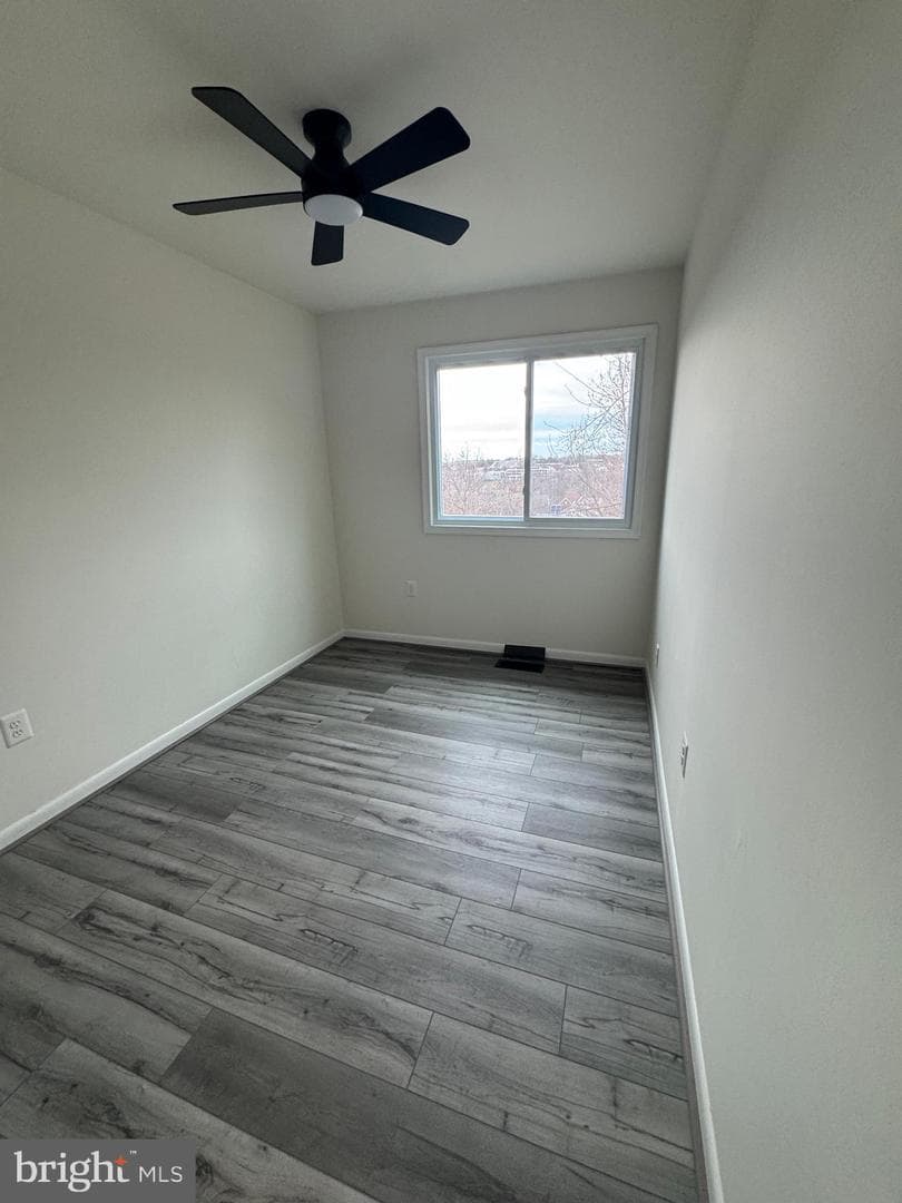 1126 Barnaby Terrace SE photo 32