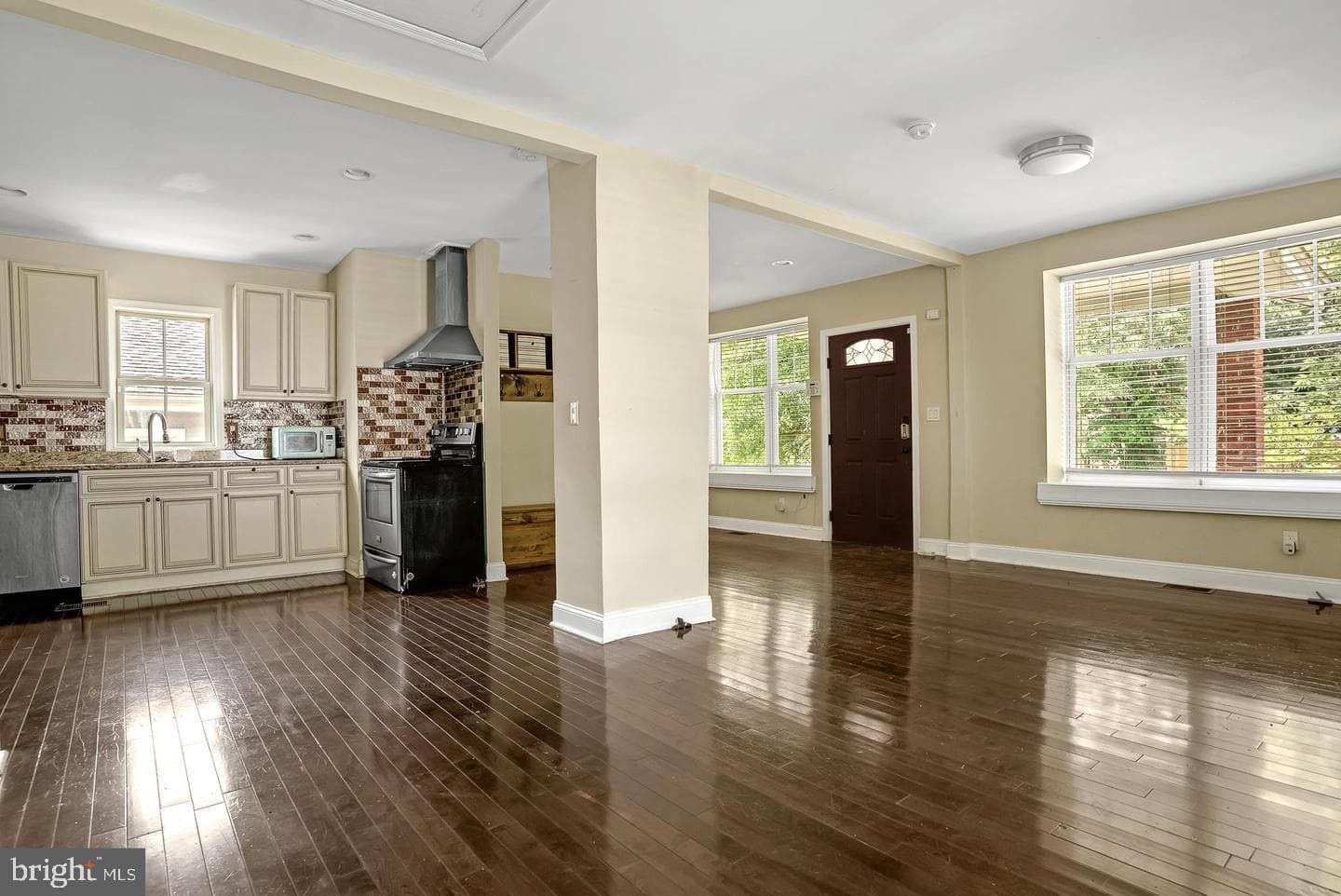 4243 Dix Street NE photo 41