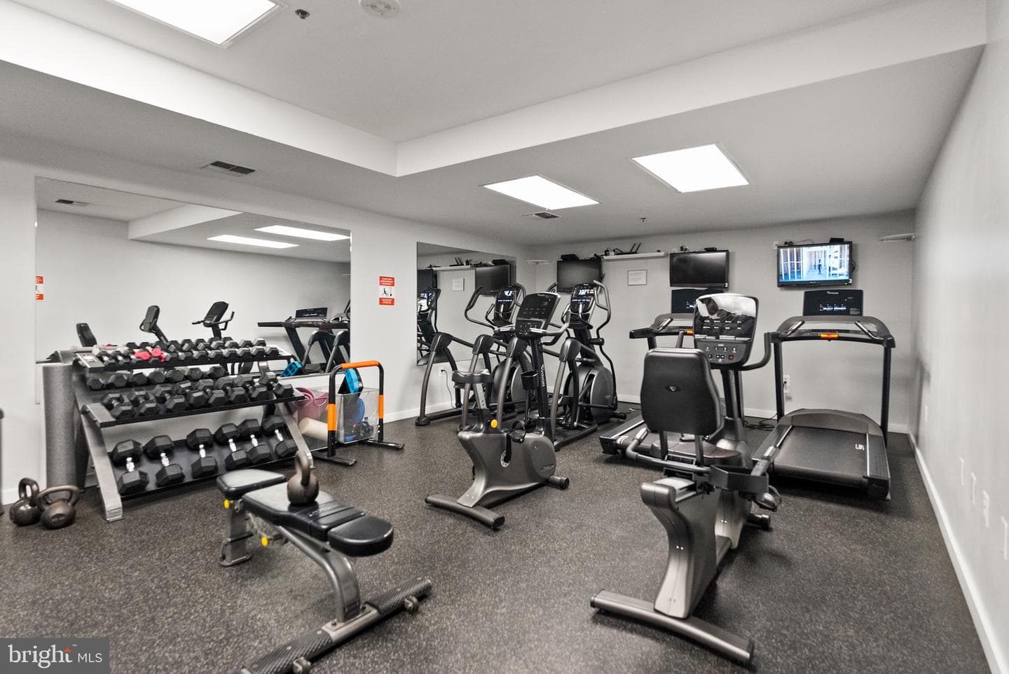 3883 Connecticut Avenue NW #303 photo 31