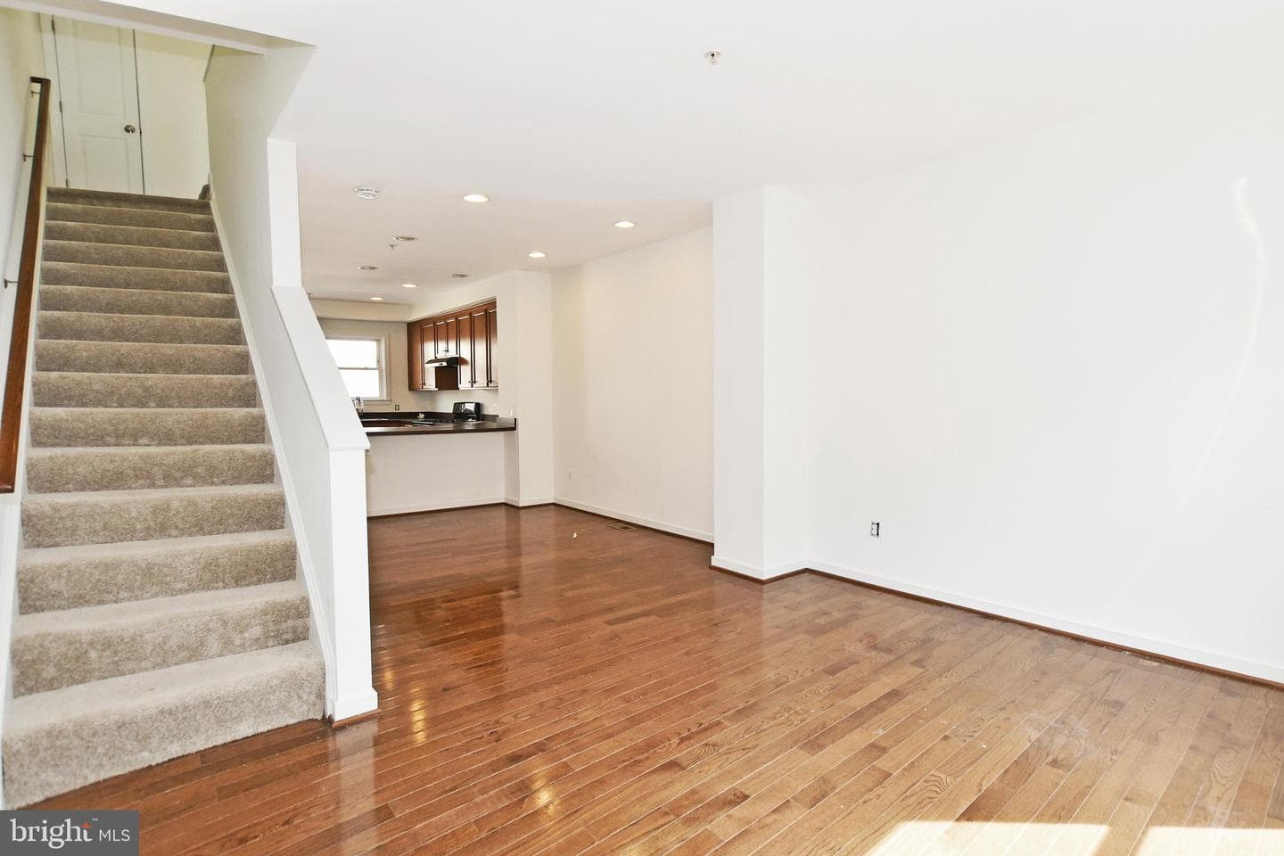 538 Regent Place NE photo 12