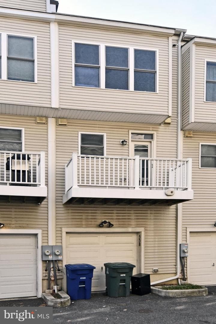 538 Regent Place NE photo 3