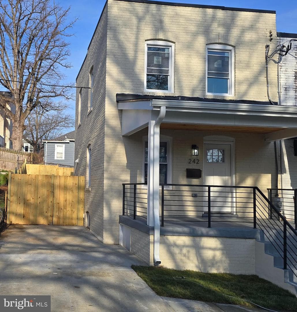 242 57th Place NE